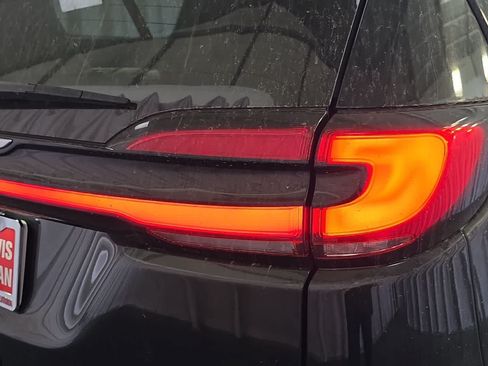 Used 2023 Chrysler Pacifica Touring-L FWD image 13
