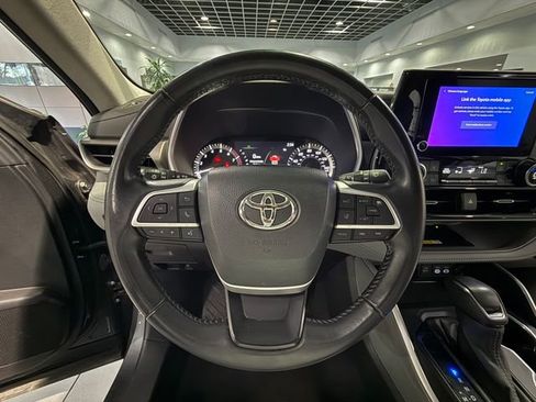 Used 2023 Toyota Highlander L image 17