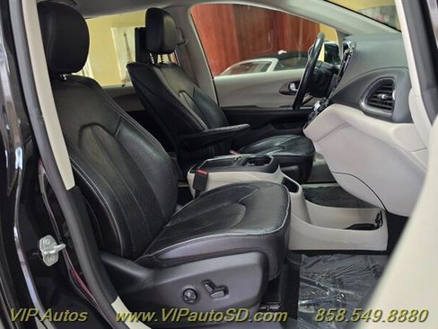 Used 2019 Chrysler Pacifica Limited FWD image 20