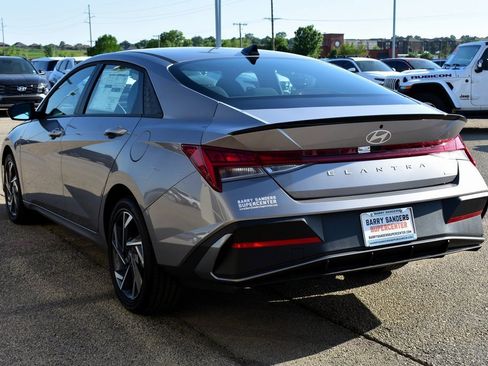 New 2025 Hyundai Elantra SEL image 4