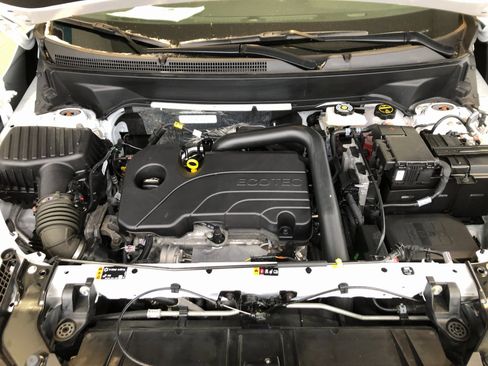 Used 2024 GMC Terrain SLE w/ Driver Convenience Package image 3