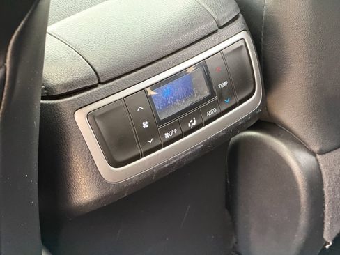Used 2019 Toyota Highlander XLE AWD/4WD image 24