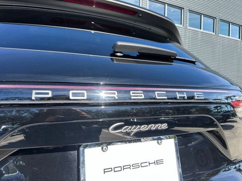 Used 2022 Porsche Cayenne Platinum Edition image 14