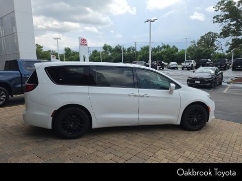Used 2019 Chrysler Pacifica Touring Plus w/ S Appearance Package FWD image 5