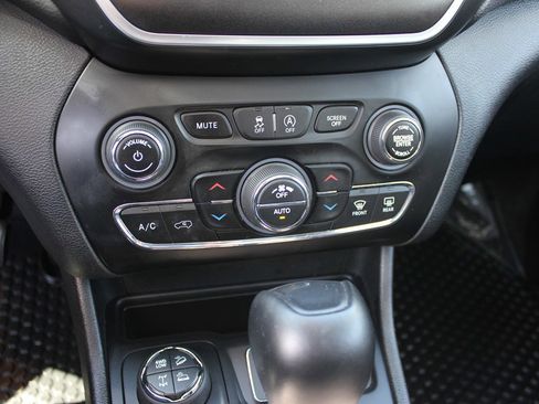 Used 2019 Jeep Cherokee Trailhawk w/ Comfort/Convenience Group AWD/4WD image 18