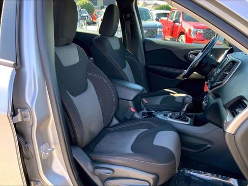 Used 2018 Jeep Cherokee Latitude w/ Altitude Package image 8