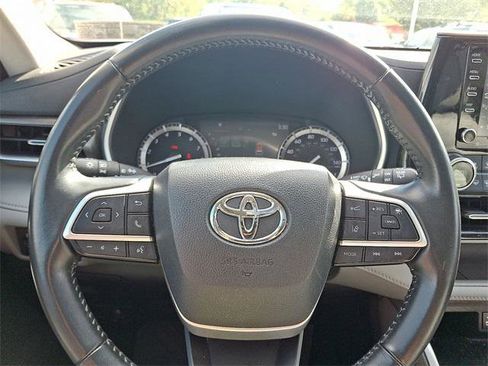 Certified 2022 Toyota Highlander XLE image 19