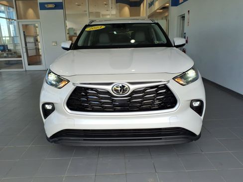 Used 2023 Toyota Highlander XLE AWD/4WD image 2
