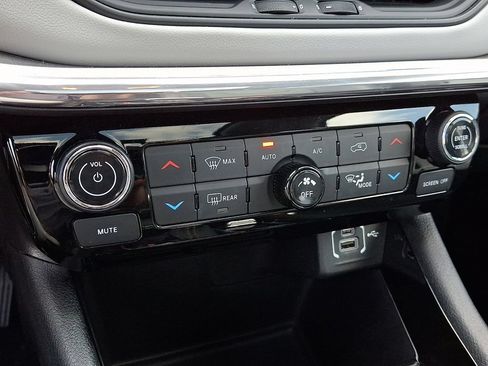 Used 2022 Jeep Compass Limited w/ Sun and Sound Group AWD/4WD image 17