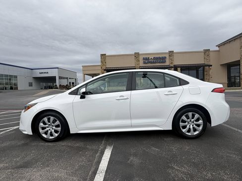 Used 2023 Toyota Corolla LE image 4