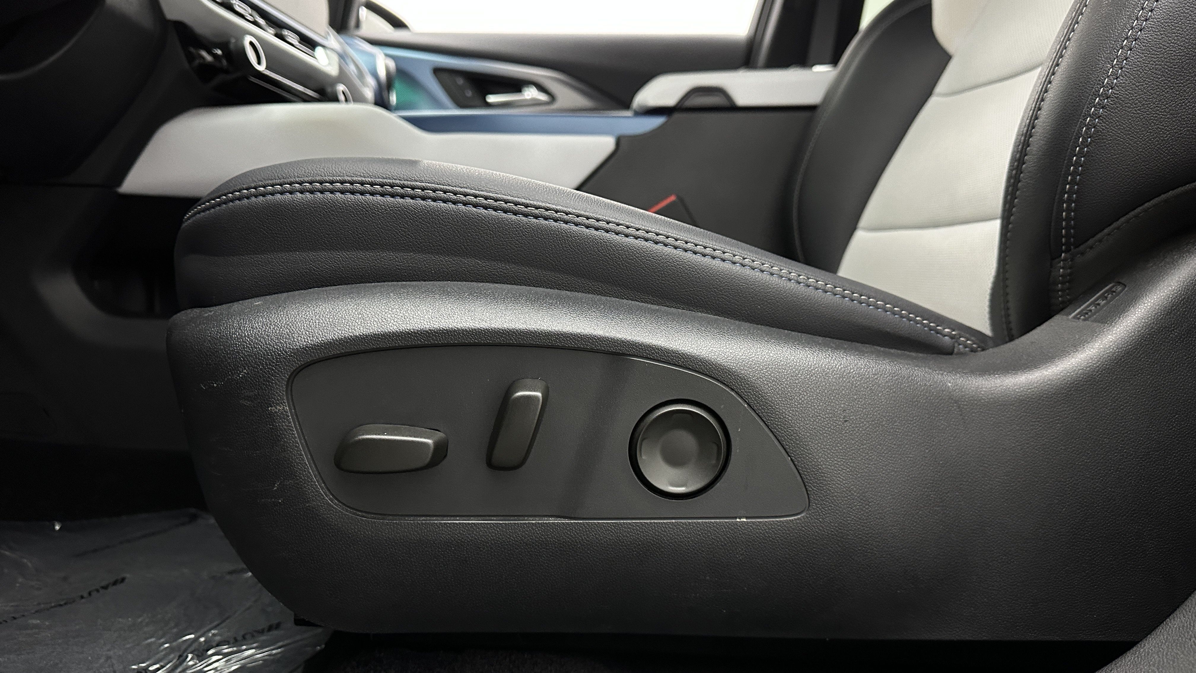 Used 2024 Chevrolet Equinox EV LT FWD image 17