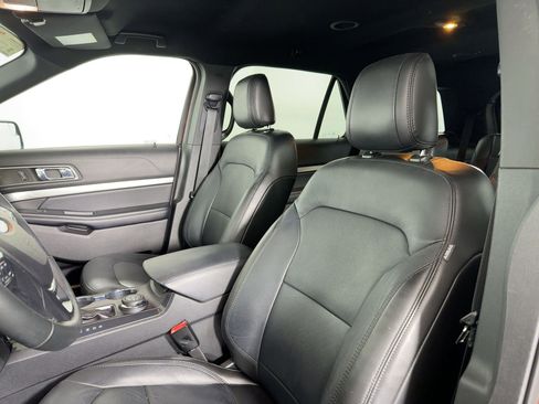 Used 2018 Ford Explorer XLT w/ Equipment Group 202A image 4