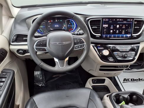 Used 2024 Chrysler Pacifica Limited FWD image 9