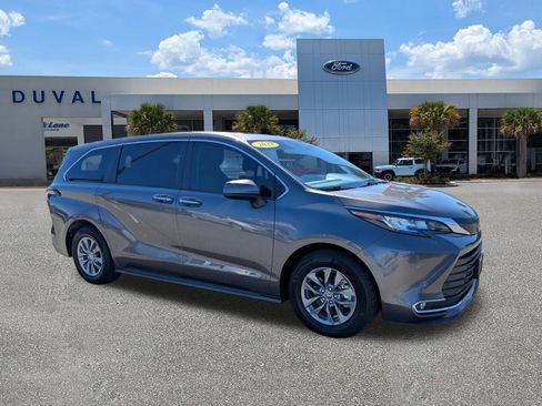 Used 2022 Toyota Sienna XLE image 2