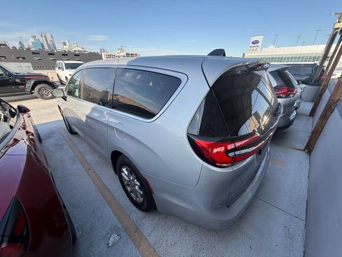 Used 2026 Chrysler Pacifica Select FWD image 4