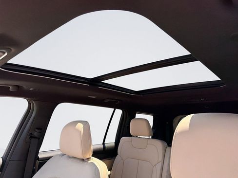 Used 2023 Jeep Grand Cherokee L Limited RWD image 10