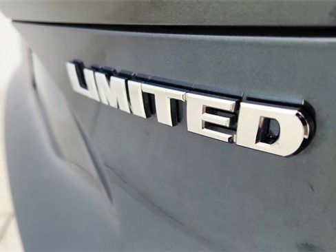 Used 2023 Toyota Venza Limited image 18