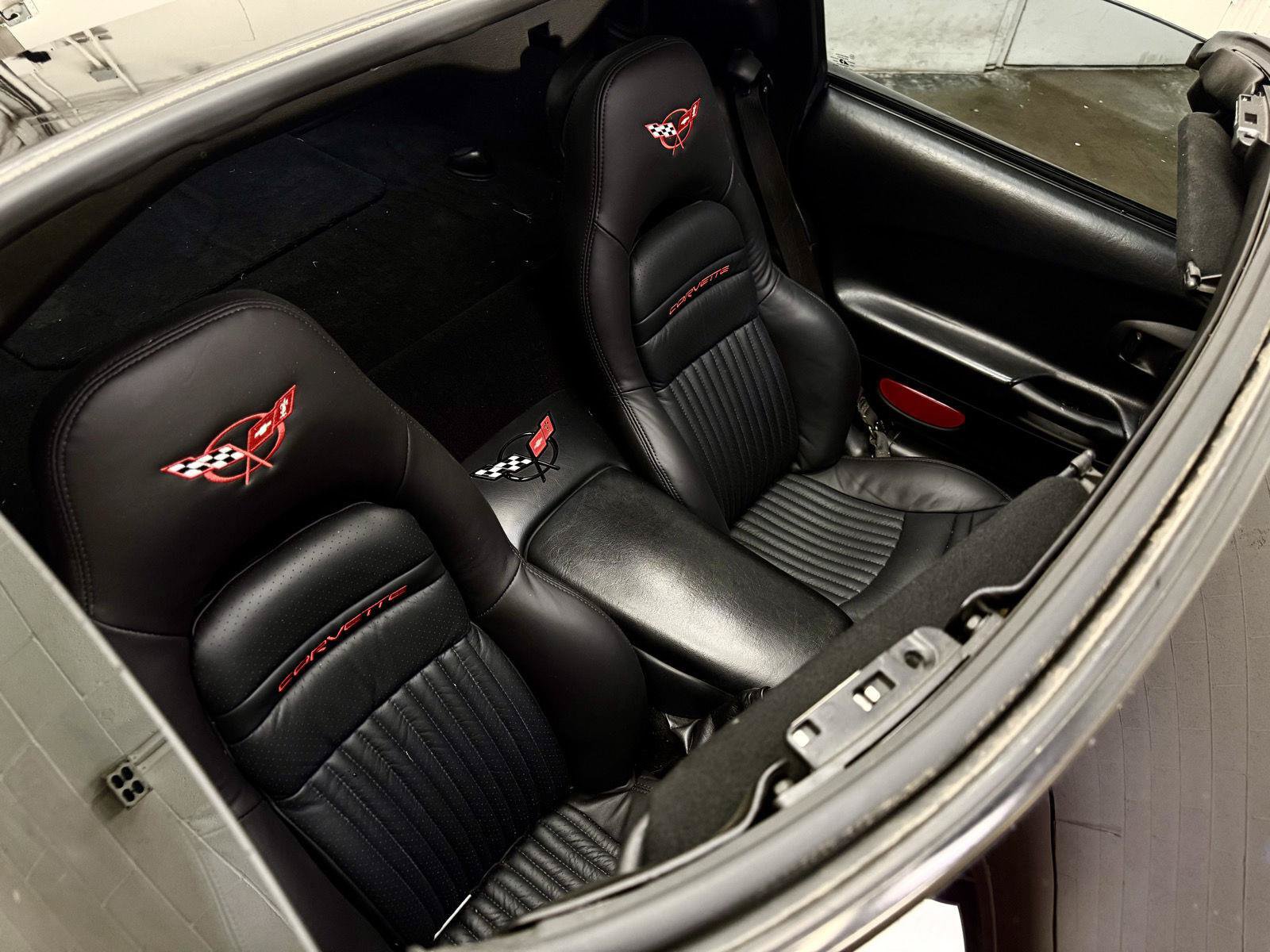 Used 2004 Chevrolet Corvette Coupe RWD image 10