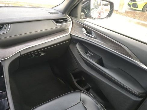 Used 2024 Jeep Grand Cherokee Limited image 17