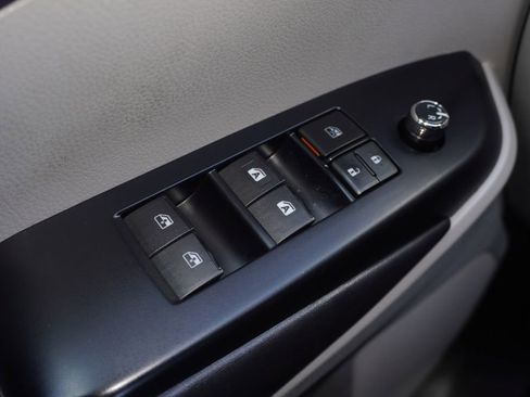 Used 2018 Toyota Highlander XLE FWD image 16