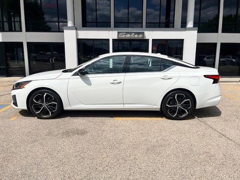 Used 2023 Nissan Altima 2.5 SR FWD image 8