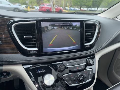 Used 2023 Chrysler Pacifica Limited image 15