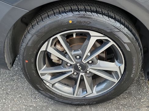 Used 2024 Kia Forte LXS FWD image 25