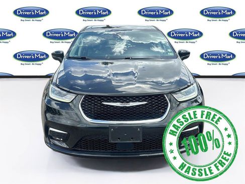 Used 2023 Chrysler Pacifica Touring-L FWD image 2