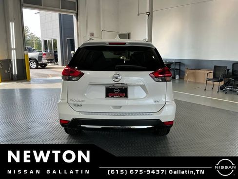 Used 2018 Nissan Rogue SV w/ Premium Package FWD image 5