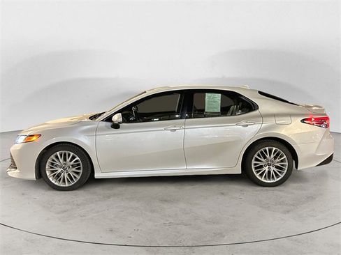 Used 2020 Toyota Camry XLE image 2