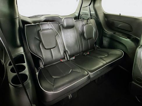 Certified 2025 Chrysler Pacifica Limited FWD image 39