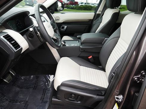 Used 2025 Land Rover Discovery Metropolitan Edition AWD/4WD image 10