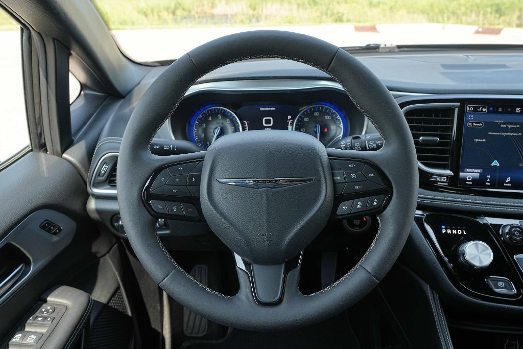 Used 2025 Chrysler Pacifica Limited FWD image 33