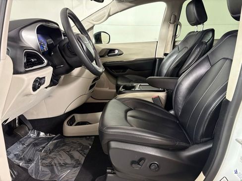 Used 2024 Chrysler Pacifica Touring-L image 20