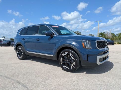 Used 2025 Kia Telluride EX w/ EX Captain's Chair Package AWD/4WD image 2
