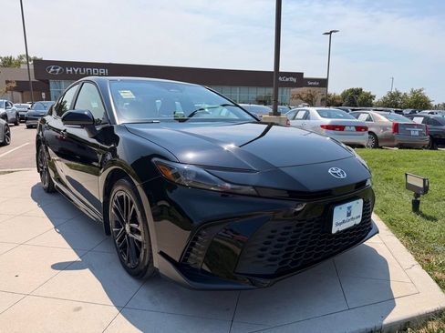 Used 2025 Toyota Camry SE AWD/4WD image 11