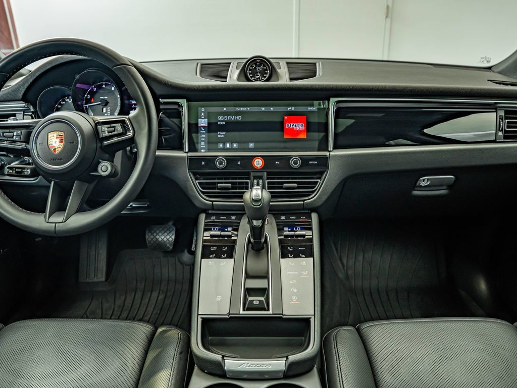 Certified 2026 Porsche Macan AWD/4WD image 6