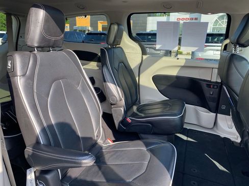 Used 2024 Chrysler Pacifica Limited image 12