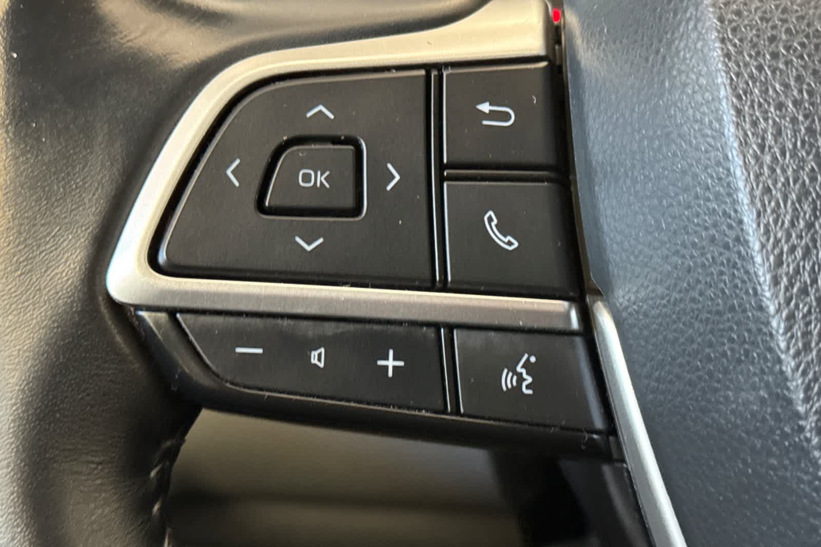 Used 2023 Toyota Highlander LE FWD image 27