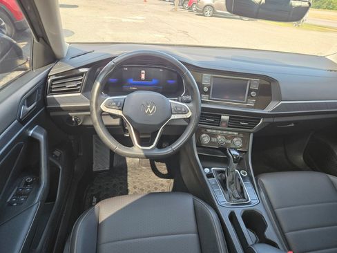 Used 2023 Volkswagen Jetta SE w/ Panoramic Sunroof Package FWD image 5