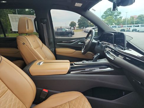 Used 2023 Cadillac Escalade Premium Luxury AWD/4WD image 8