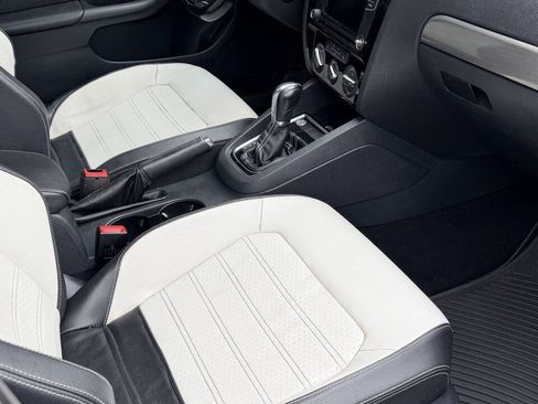 Used 2016 Volkswagen Jetta Sport FWD image 2