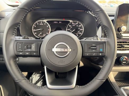 Used 2025 Nissan Pathfinder SV image 11