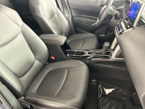 Used 2023 Toyota Corolla Cross XLE w/ Convenience Package FWD image 27