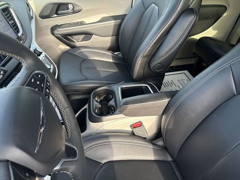 Used 2024 Chrysler Pacifica Touring-L FWD image 20