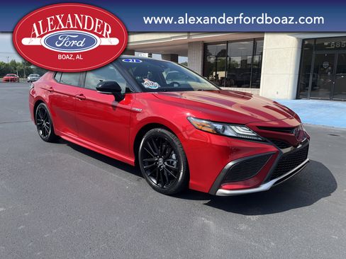 Used 2021 Toyota Camry XSE image 3