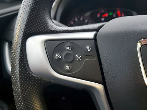 Used 2024 GMC Terrain SLE image 33