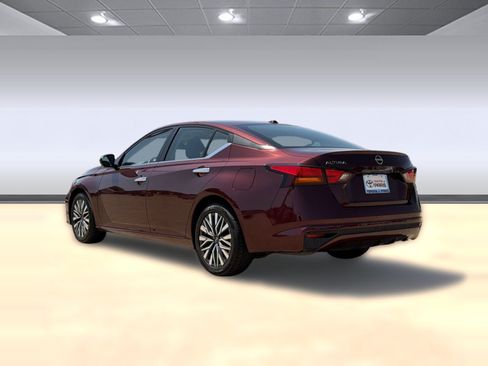 Used 2025 Nissan Altima 2.5 SV FWD image 3