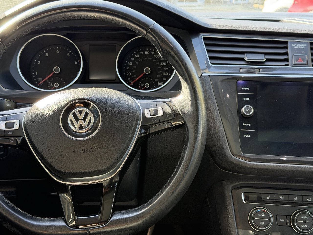 Used 2018 Volkswagen Tiguan SE w/ Panoramic Sunroof Package AWD/4WD image 12