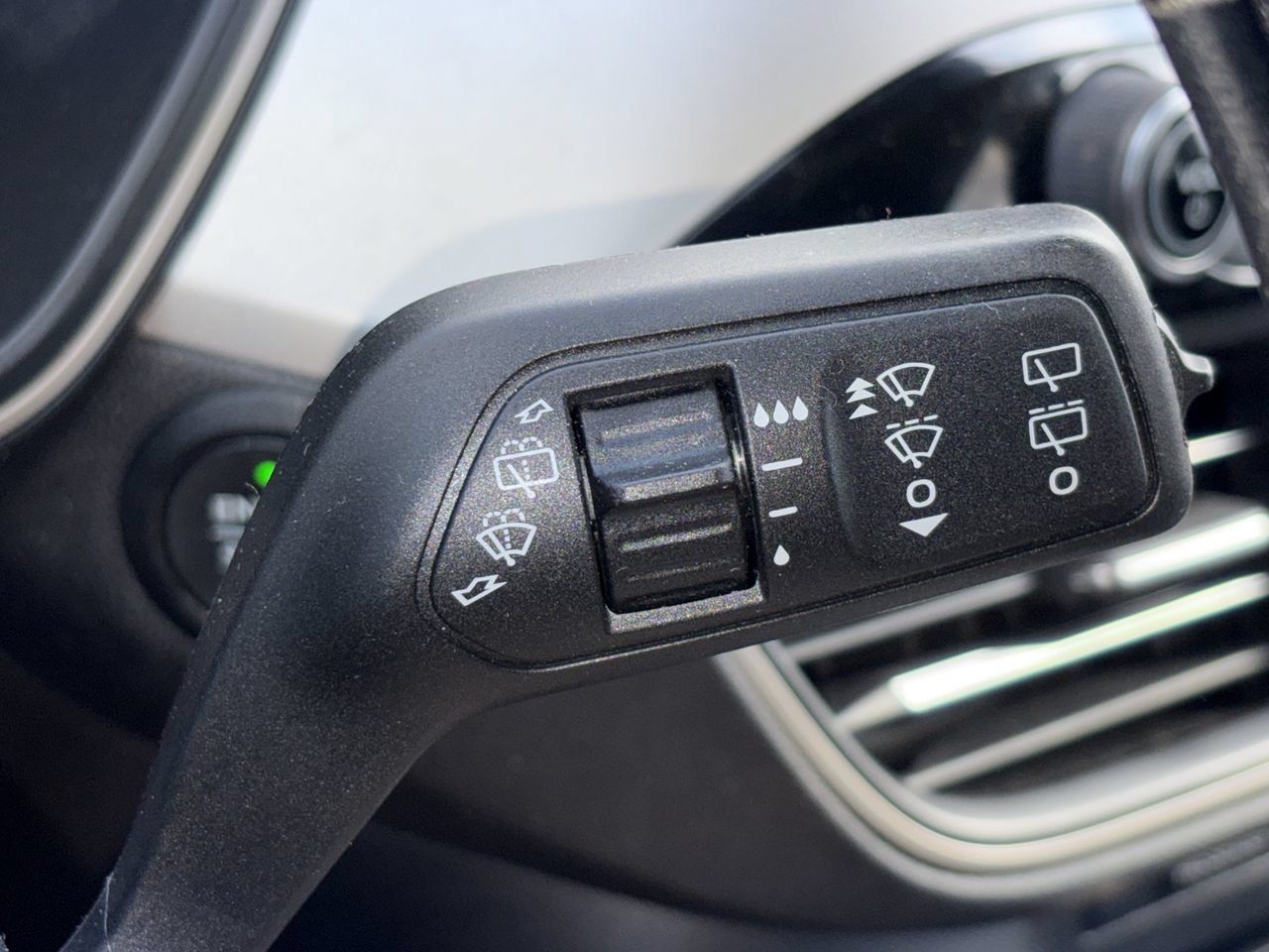 Used 2022 Ford Escape SE w/ SE Sport Appearance Package FWD image 10